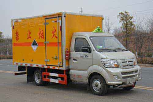 华通牌HCQ5048XZWZZ5型杂项危险物品厢式运输车